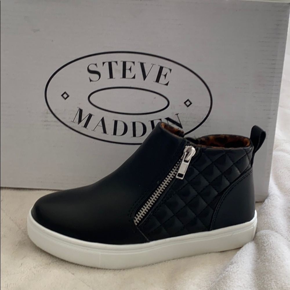 girls Steve Madden zippered mid top sneaker. Sz 13